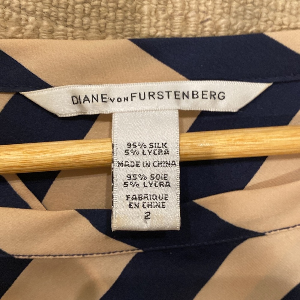 Diane Avon Furstenbery Navy and cream wrap silk dress - Picture 3 of 5